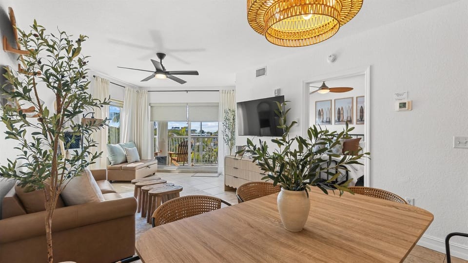 Beach Escape Heated Pool Sleeps 7 Apartment in Treasure Island