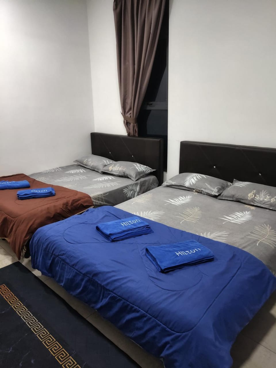 Bed, towels