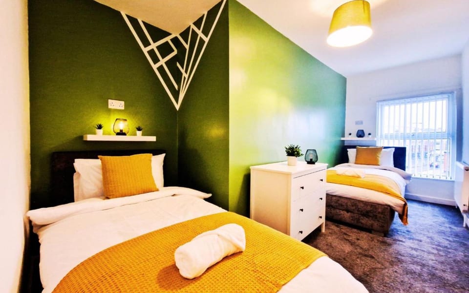 Bed, Decorative detail, Bedroom, furniture, heating, internet, towels