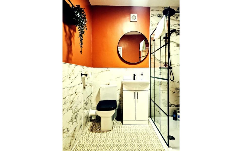 Shower, Toilet, Bathroom, Decorative detail, heating, internet