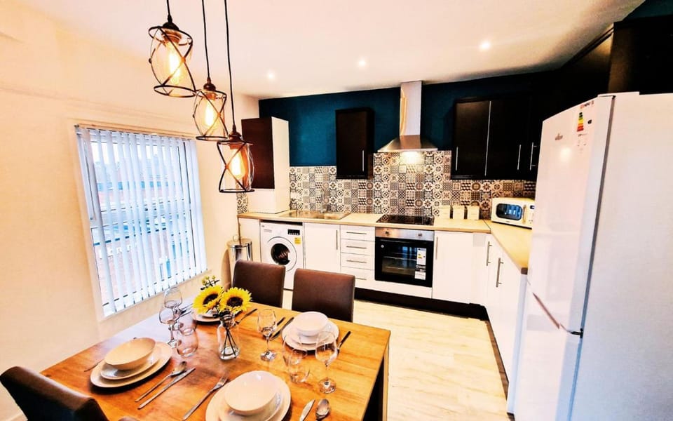 Coffee/tea facilities, Decorative detail, Dining area, furniture, heating, internet, microwave, oven, stove, washing machine, kitchen