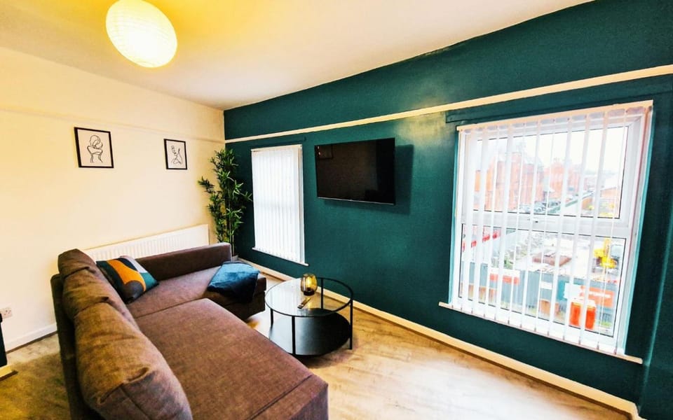 TV and multimedia, Living room, Decorative detail, City view, furniture, heating, internet