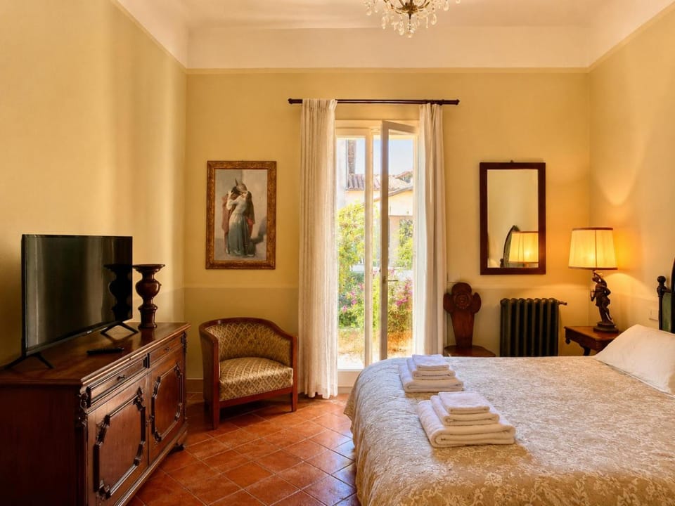 Bed, TV and multimedia, Balcony/Terrace, Bedroom