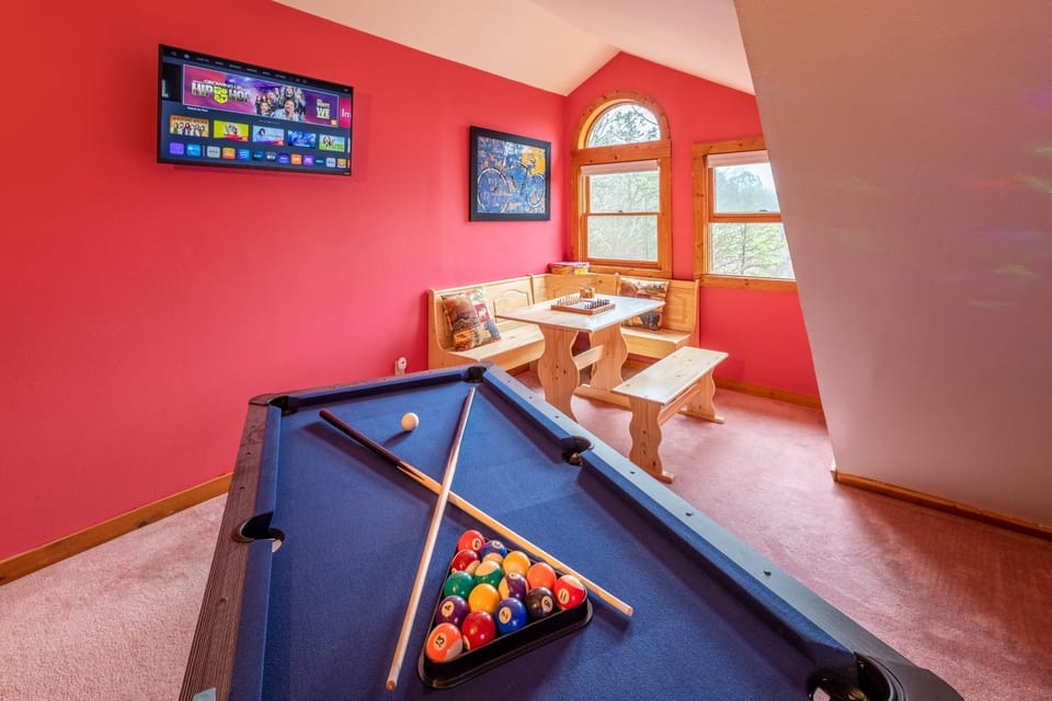 Cozy Log Cabin With Mountain Views, Hot Tub, And Game Room Cabin in Pittman Center