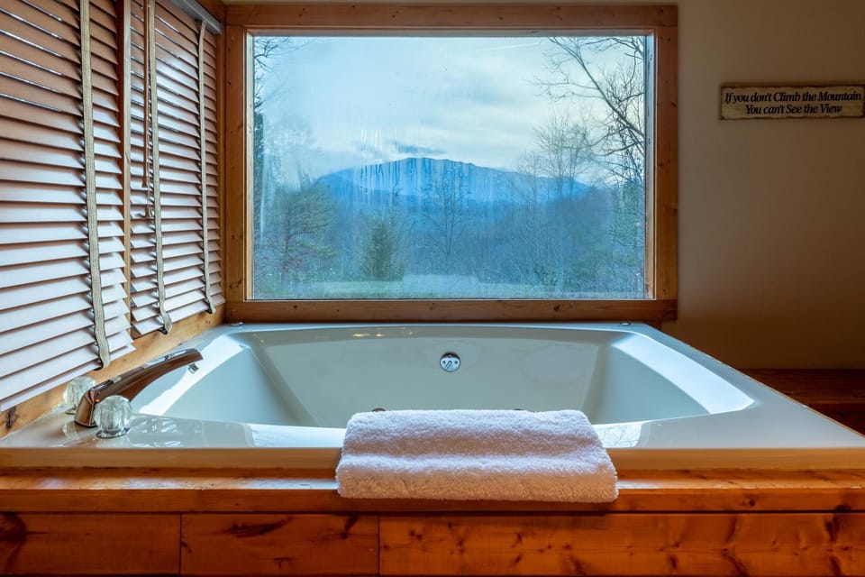 Cozy Log Cabin With Mountain Views, Hot Tub, And Game Room Cabin in Pittman Center