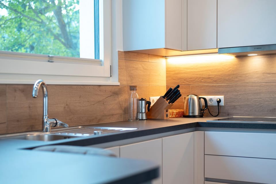 Coffee/tea facilities, Kitchen or kitchenette, dishwasher, stove