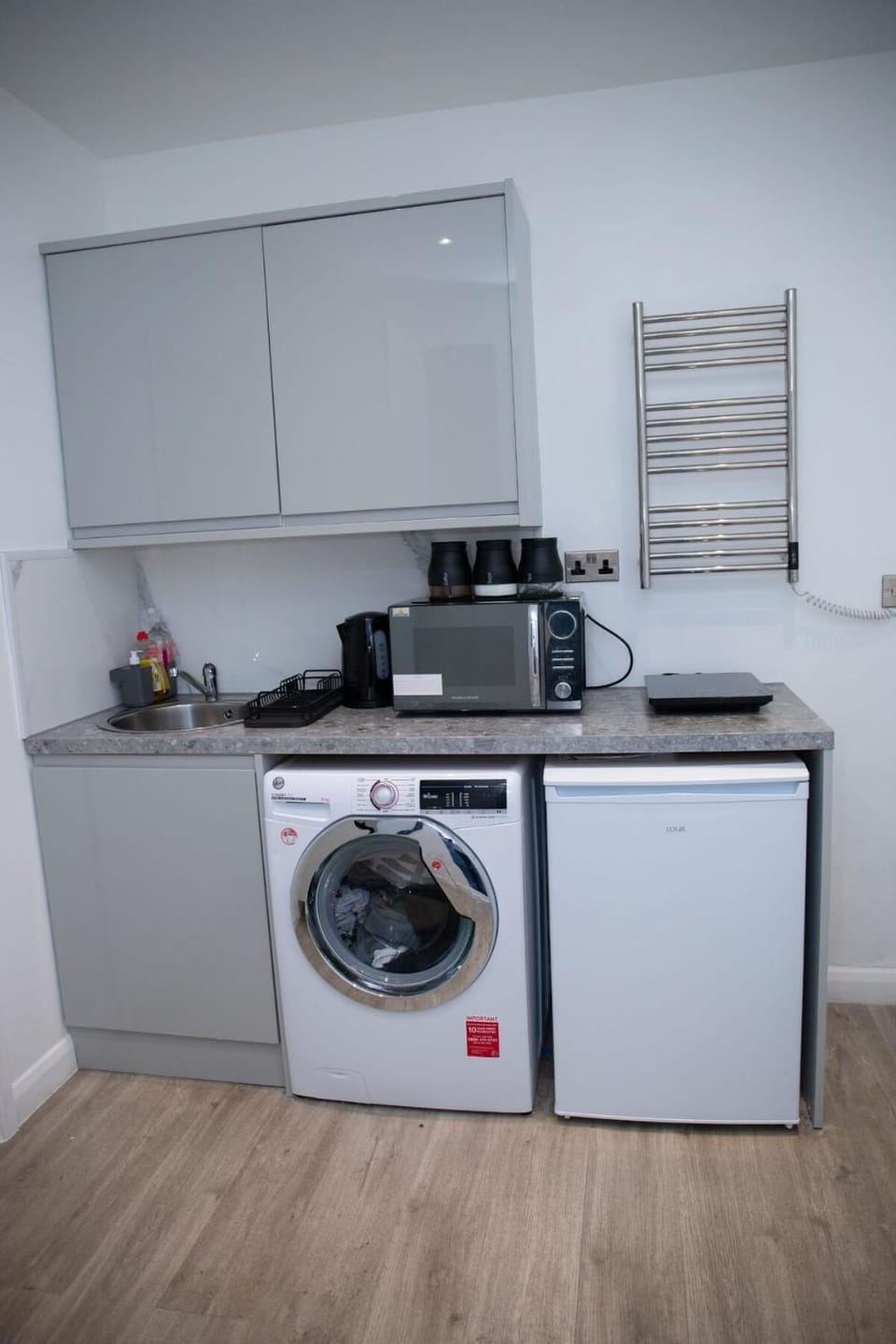 Kitchen or kitchenette, stove, washing machine