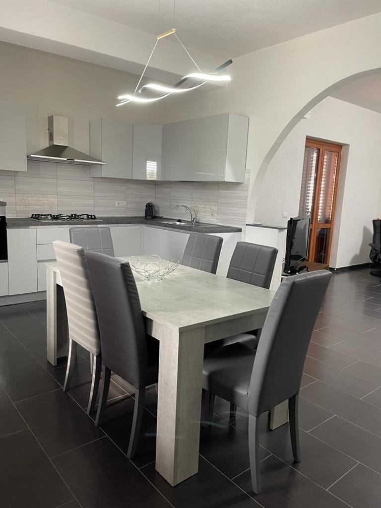 Kitchen or kitchenette, Seating area, Dining area, stove