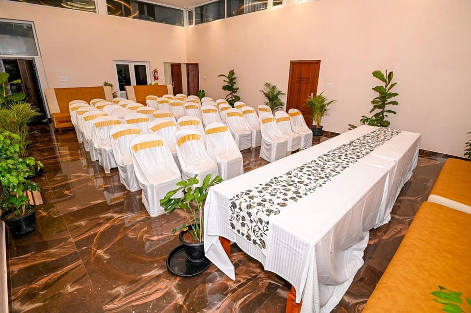 Restaurant/places to eat, Living room, Banquet/Function facilities, Seating area