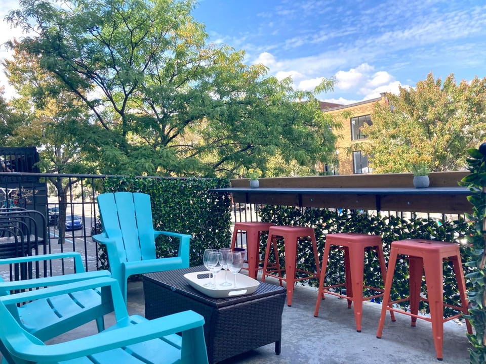 Patio, Balcony/Terrace, Seating area, Street view, Entertainment, Location, sunbed