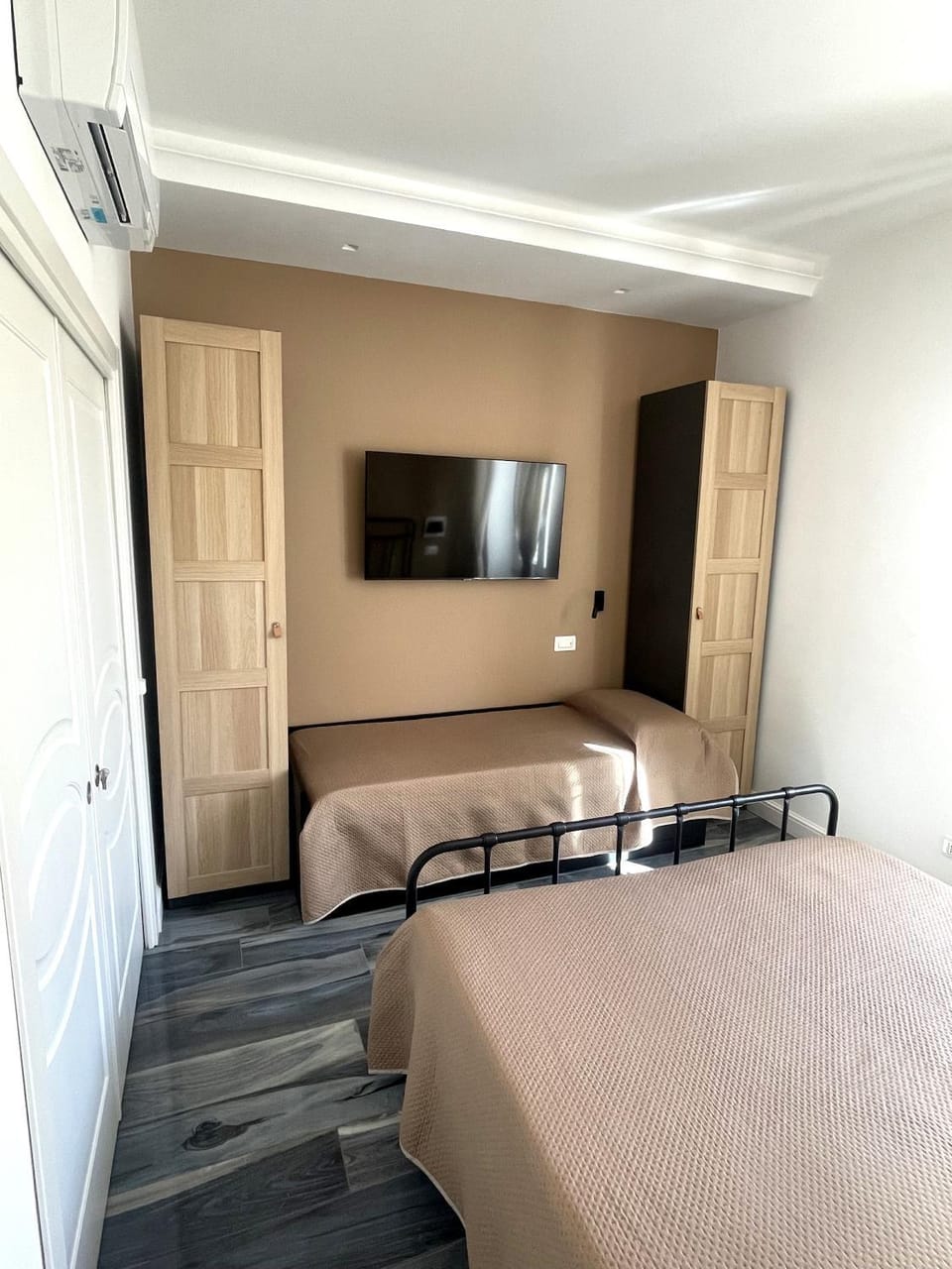 Bed, TV and multimedia, Photo of the whole room, Bedroom, wardrobe, air conditioner