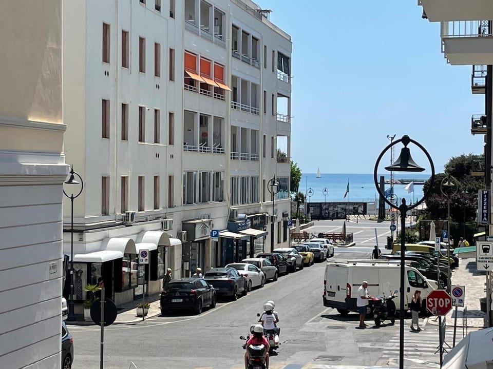 Day, Neighbourhood, City view, Sea view, Location