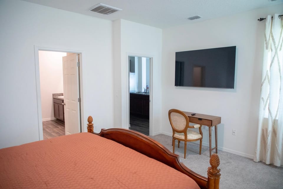 Spacious Master Bedroom Vacation rental in Port Saint Lucie