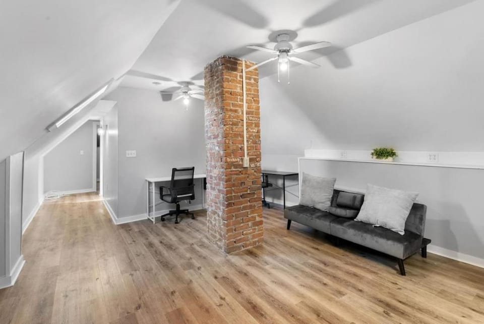 Spacious 2BR Suite Near Yale & SCSU House in New Haven