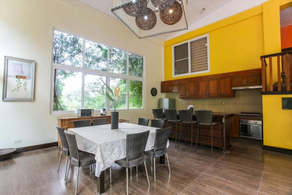 Kitchen or kitchenette, Dining area, oven, stove