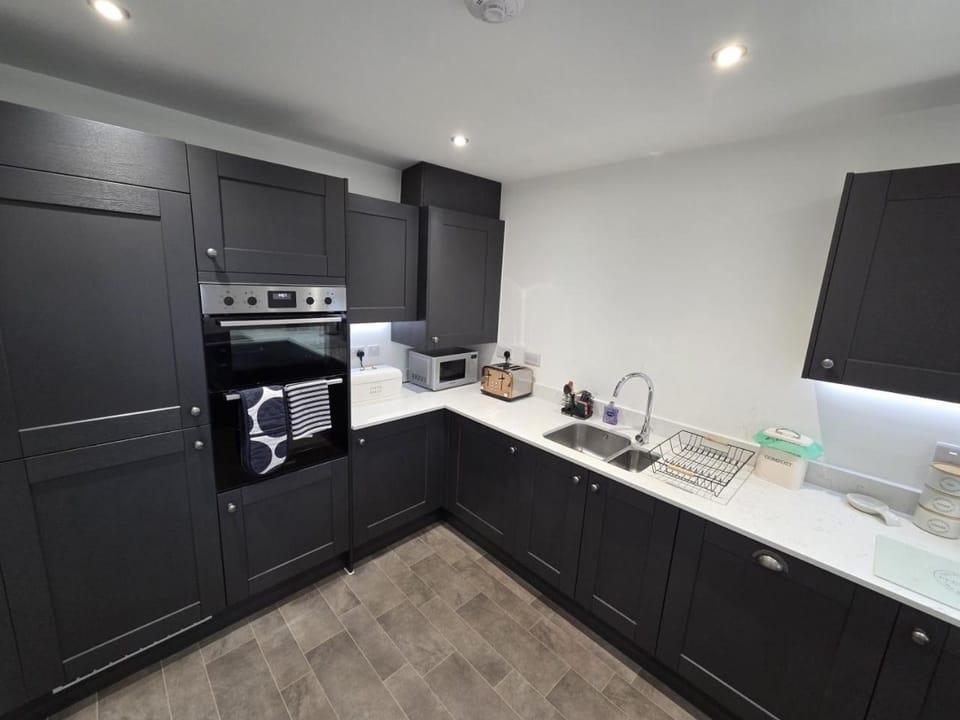 Coffee/tea facilities, Kitchen or kitchenette, dishwasher, oven, toaster