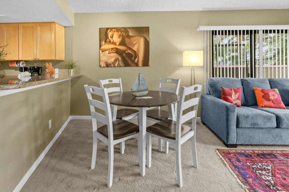 Seating area, Dining area