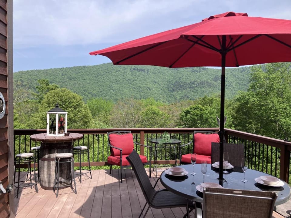 Hunny Tree Hive Hot tub Fire pit Grill Goats House in Mendon