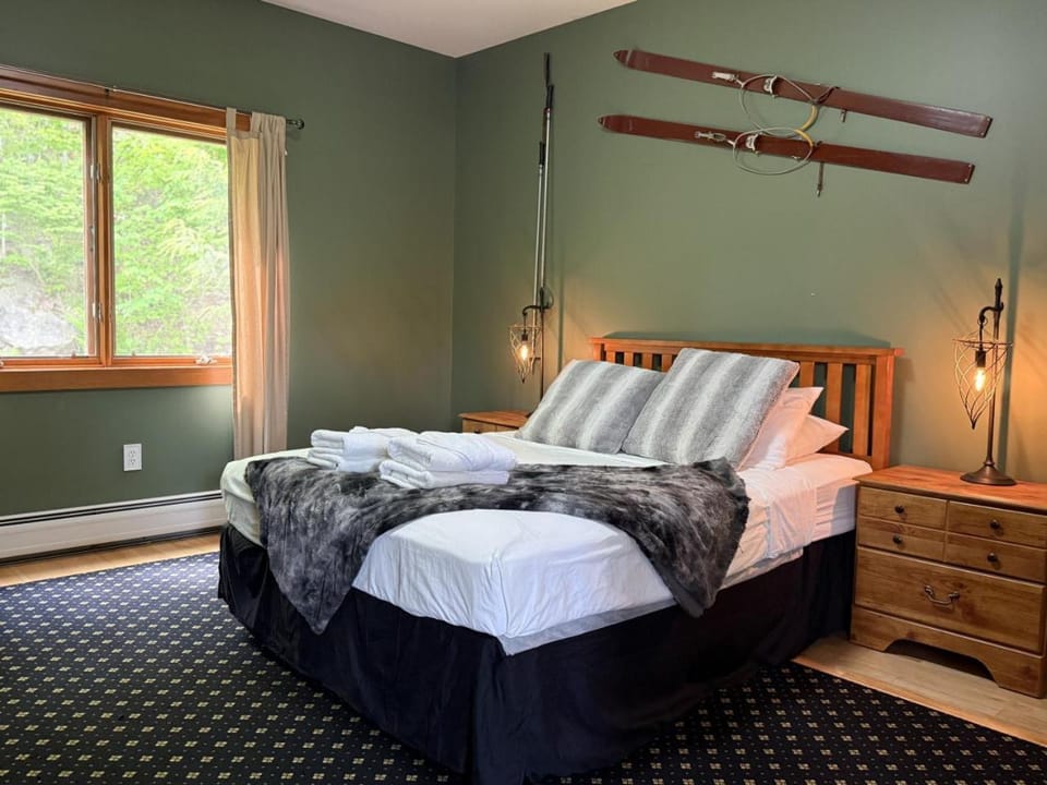Hunny Tree Hive- Fire pit, Grill, Goats! House in Mendon