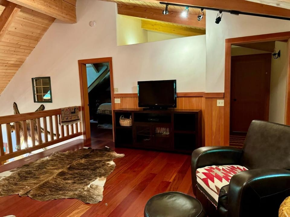 Cedar Valley Lodge House in Oregon