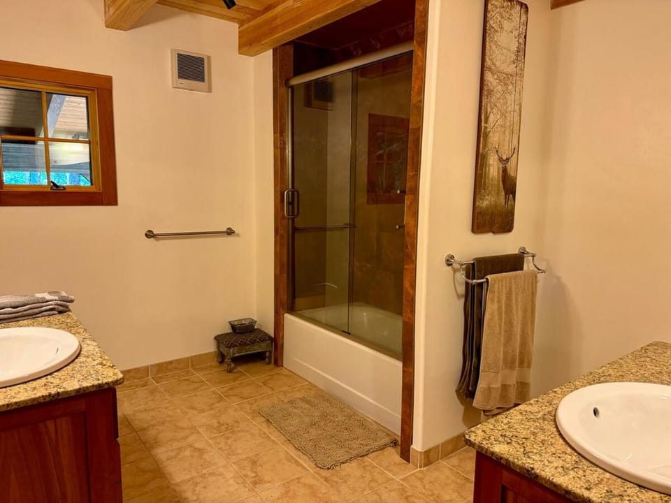 Cedar Valley Lodge House in Oregon