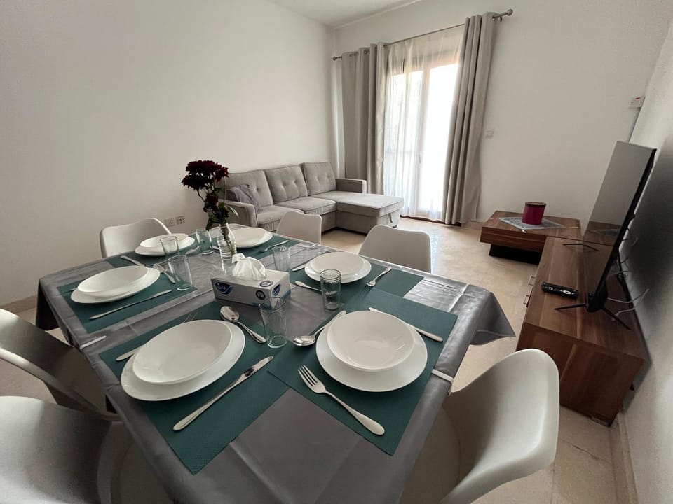 Communal lounge/ TV room, TV and multimedia, Living room, Seating area, Dining area, internet