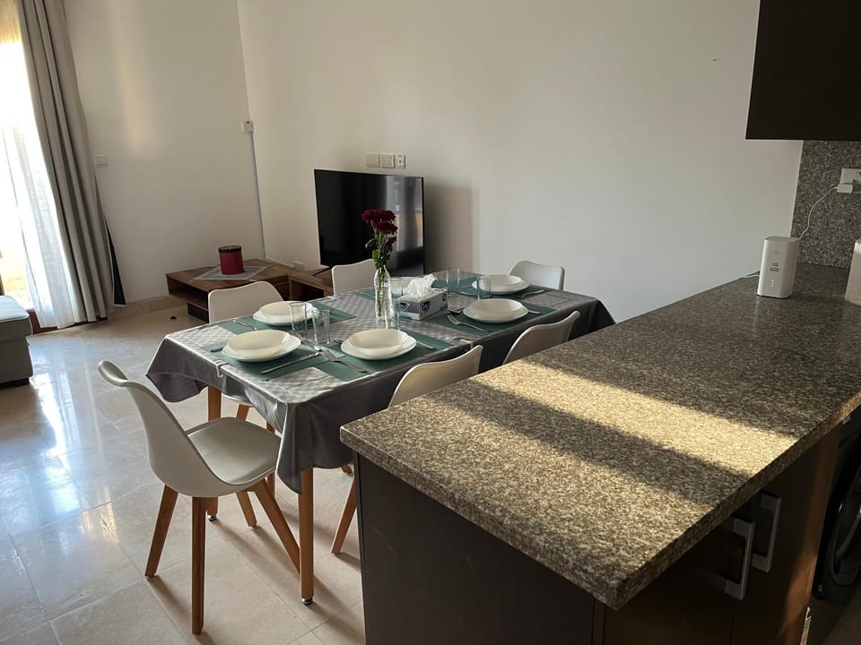 TV and multimedia, Kitchen or kitchenette, Living room, Seating area, Dining area, internet