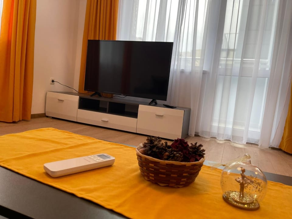 TV and multimedia, Living room, Evening entertainment