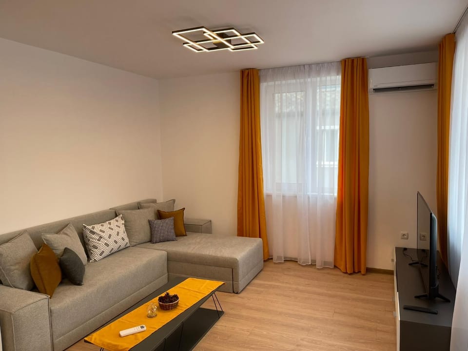 TV and multimedia, Living room, Seating area, air conditioner