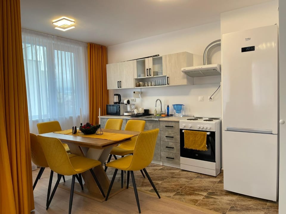 Coffee/tea facilities, Kitchen or kitchenette, Dining area, oven, stove