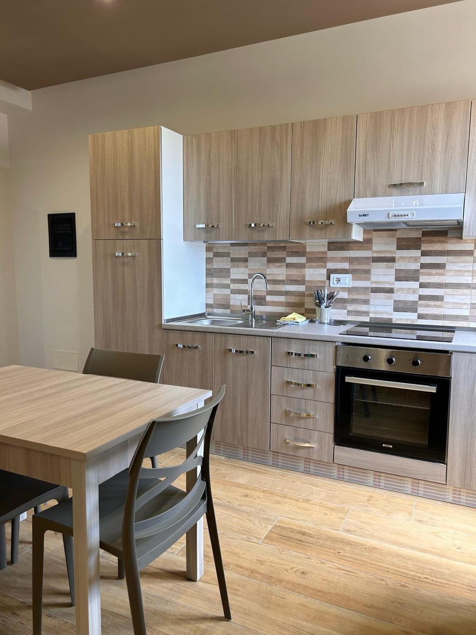 Kitchen or kitchenette, Dining area, oven