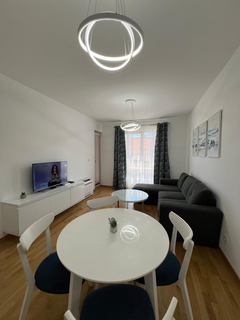 TV and multimedia, Living room, Seating area, Dining area