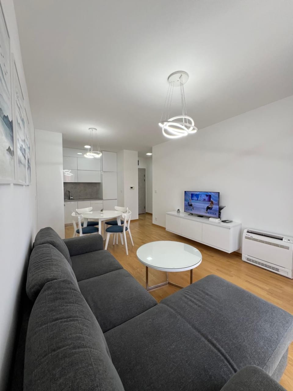TV and multimedia, Kitchen or kitchenette, Living room, Seating area, Dining area