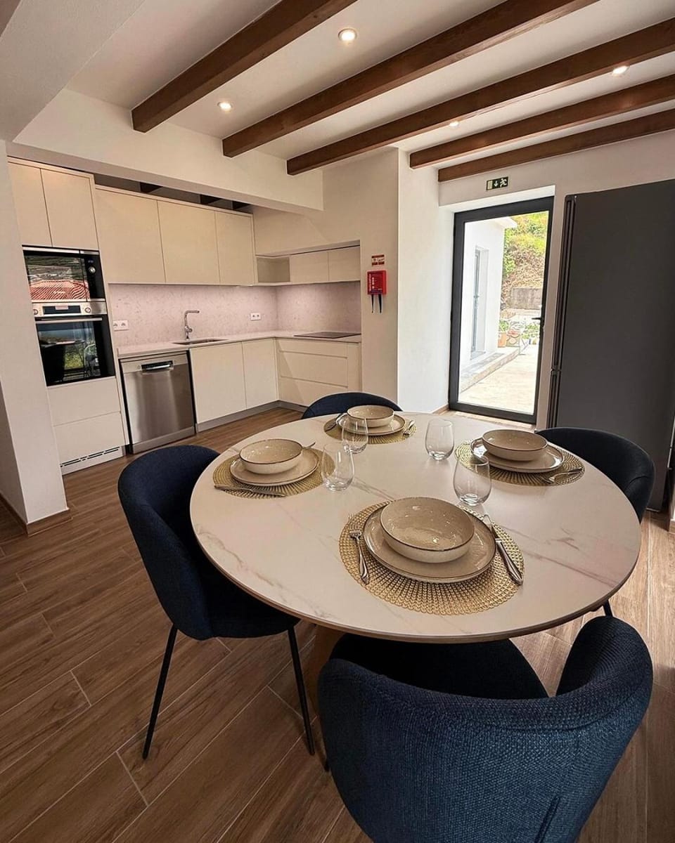 Dining area, dishwasher, oven, pet friendly, stove, kitchen