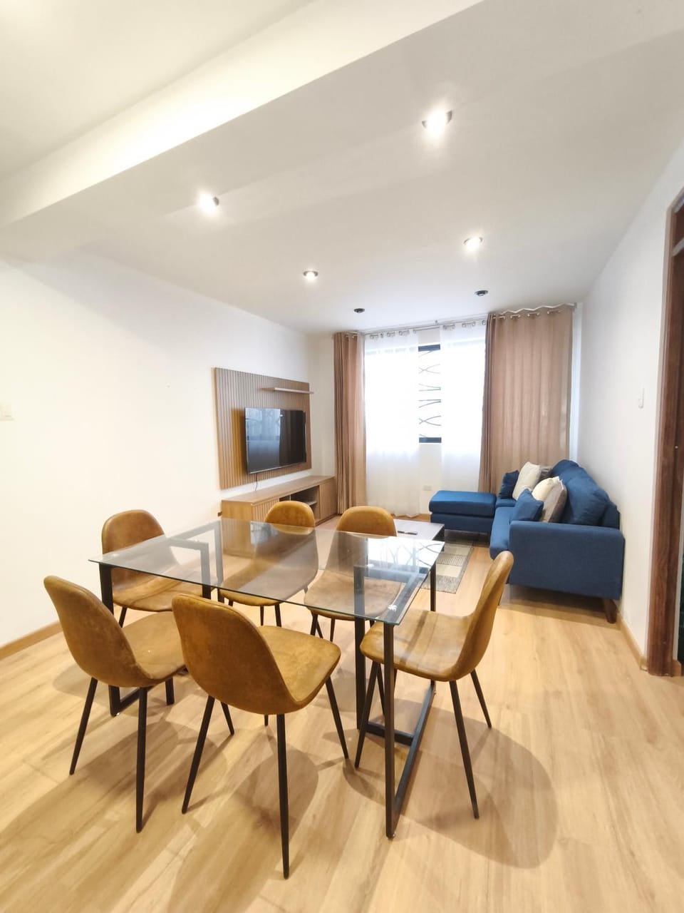 TV and multimedia, Living room, Seating area, Dining area