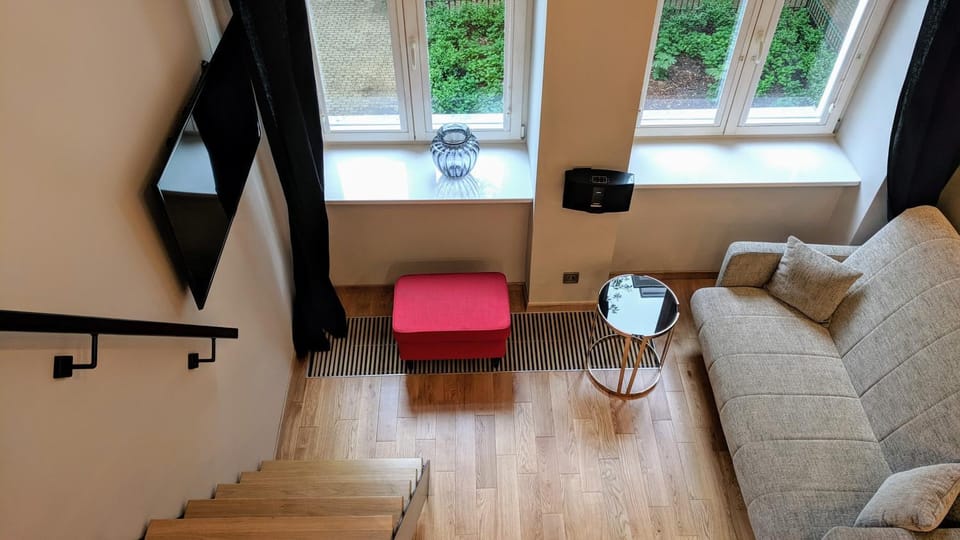 Bed, TV and multimedia, Seating area