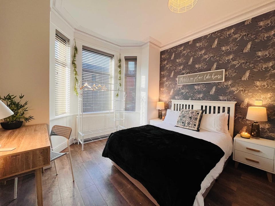 Spacious Victorian 5Bedroom 5Bathroom w Free Parking House in England