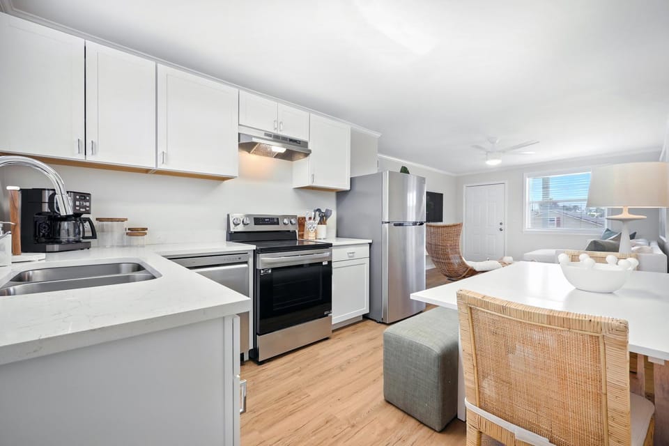 Coffee/tea facilities, Kitchen or kitchenette, Dining area, dishwasher, oven, stove
