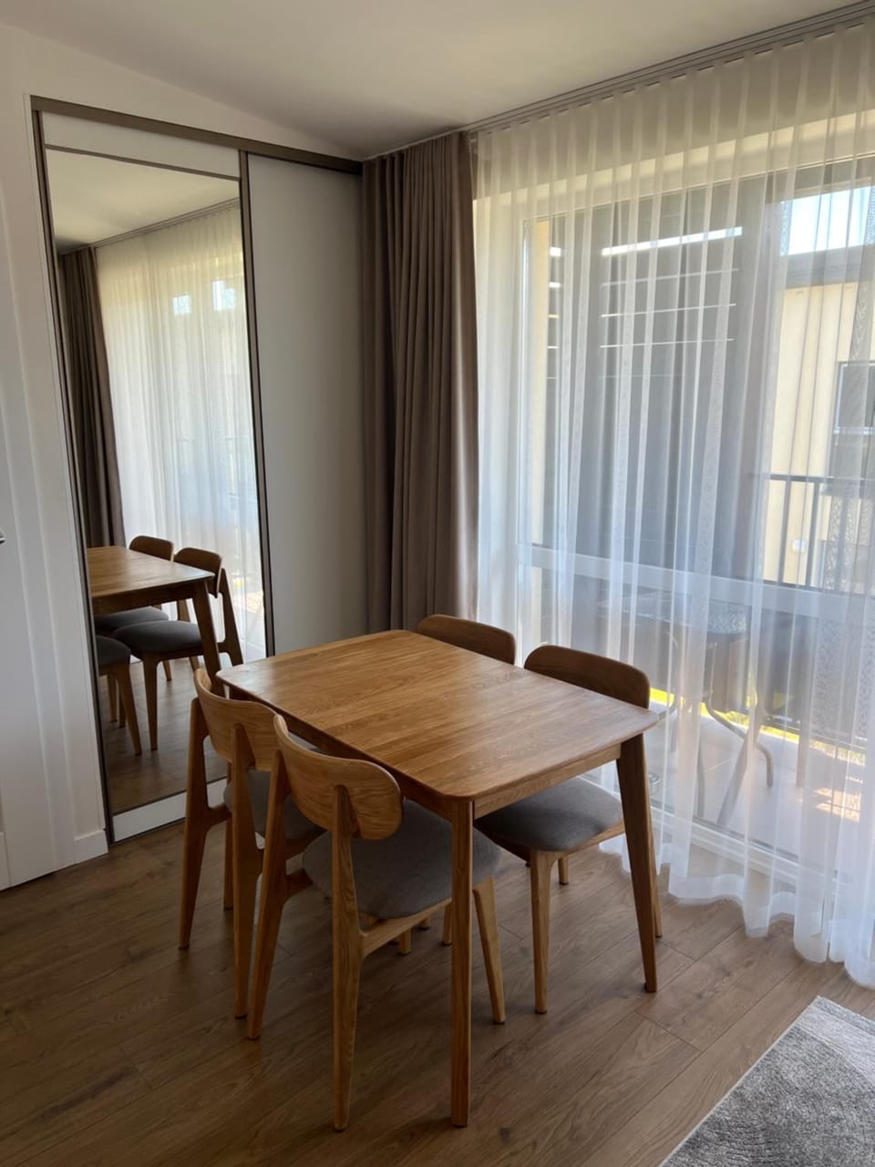 Seating area, Dining area