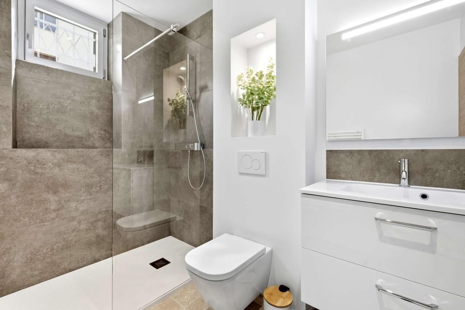 Shower, Toilet, Bathroom, towels