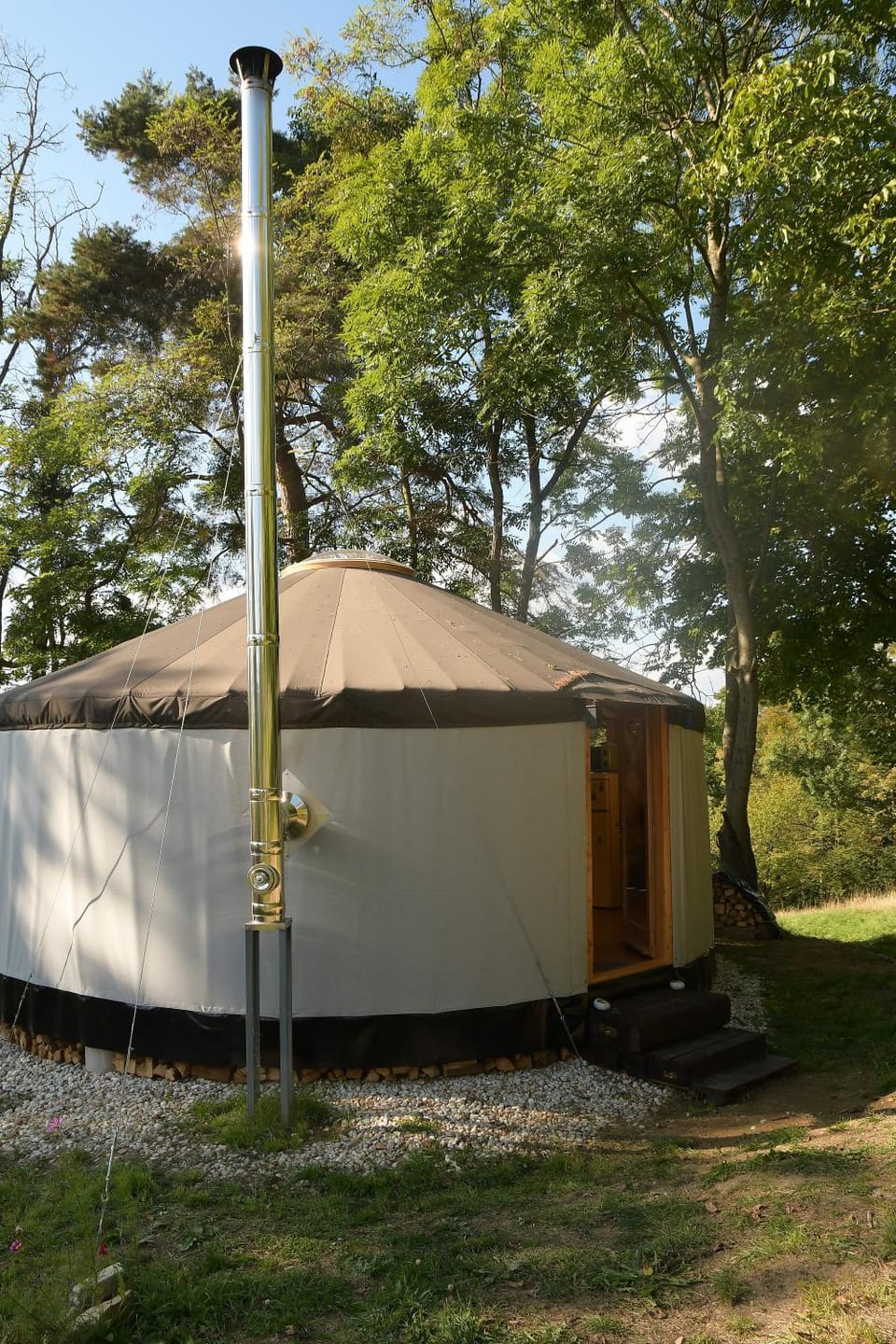 01 JURTA šedá u stodoly Luxury tent in Czechia