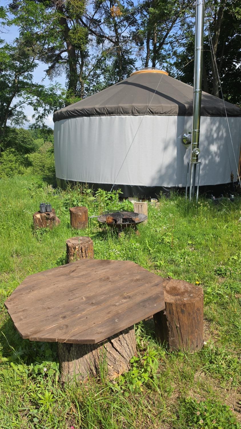 01 JURTA šedá u stodoly Luxury tent in Czechia