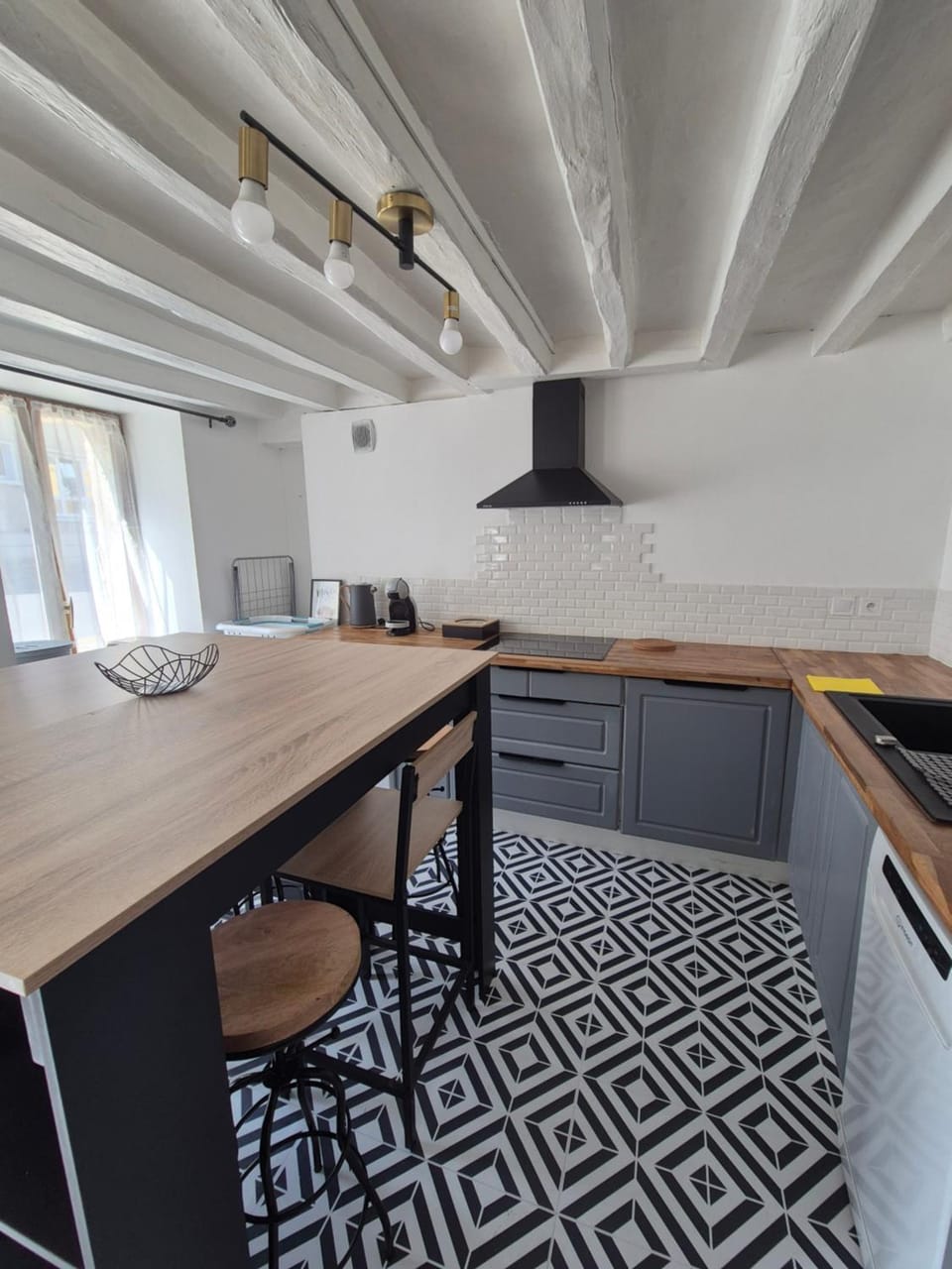 Kitchen or kitchenette, Dining area, stove