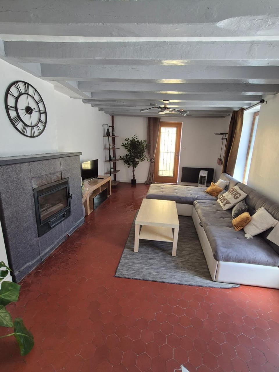 Bed, TV and multimedia, Living room, Photo of the whole room, Seating area