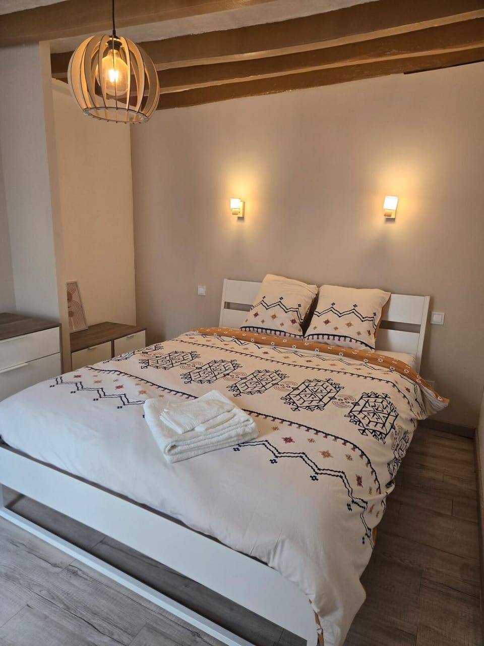 Bed, Photo of the whole room, Bedroom, towels