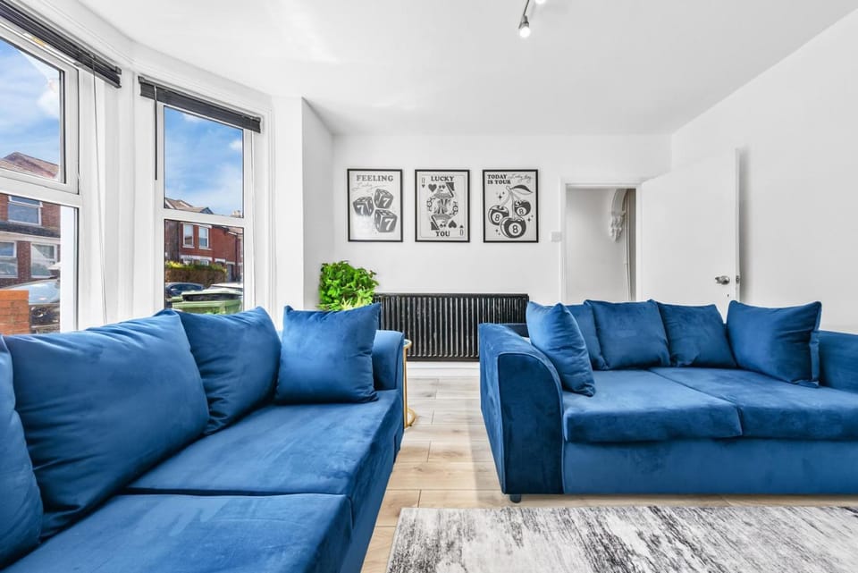 Spacious 3 Beds Home - walking distance from Shirley High Street - sleep 7 - Free Parking - Pool Table - 50" TV House in Southampton