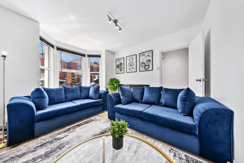 Spacious 3 Beds Home - walking distance from Shirley High Street - sleep 7 - Free Parking - Pool Table - 50" TV House in Southampton