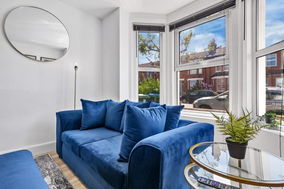 Spacious 3 Beds Home - walking distance from Shirley High Street - sleep 7 - Free Parking - Pool Table - 50" TV House in Southampton