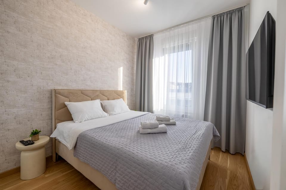 Bed, TV and multimedia, Bedroom