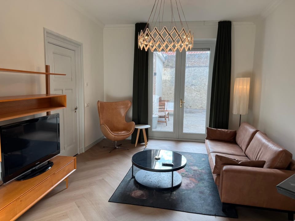 TV and multimedia, Living room, Seating area, Evening entertainment